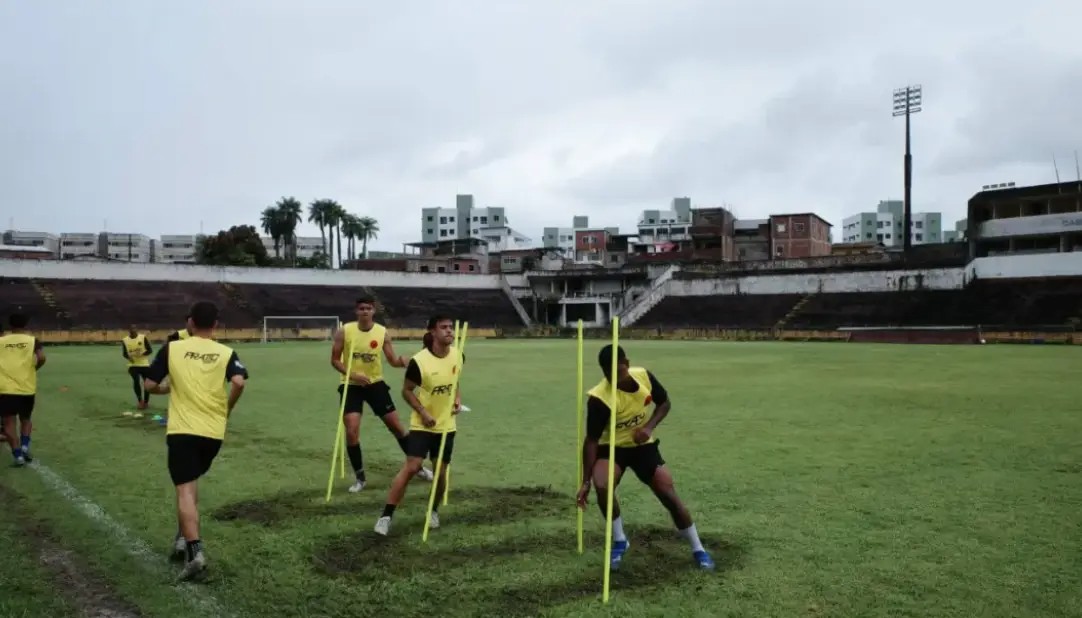 世界最差球队连续四年没赢球，成绩好转反遭球迷上街“抗议”